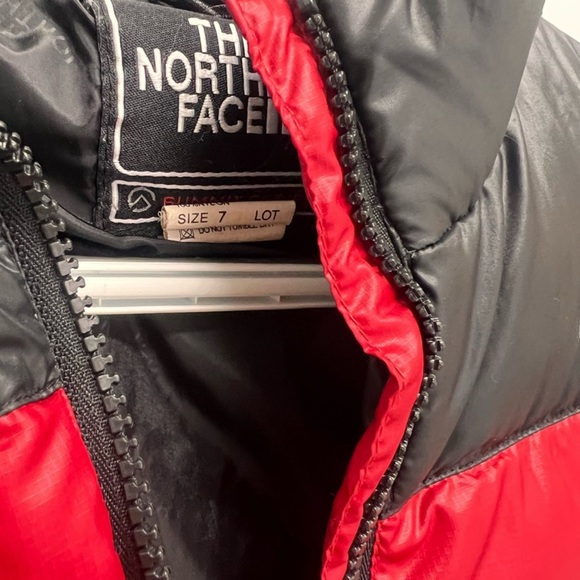 The North Face red black kids puffer coat jacket size 7 - Picture 2 of 3